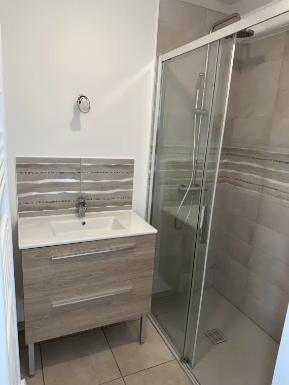 Pose de faïence dans une salle de bain à Autun