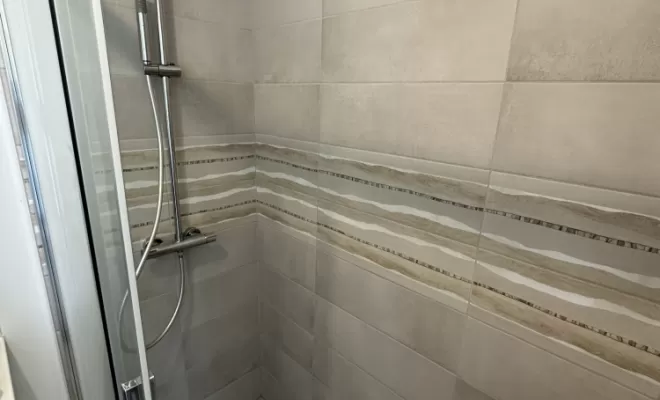 Pose de faïence dans une salle de bain à Autun